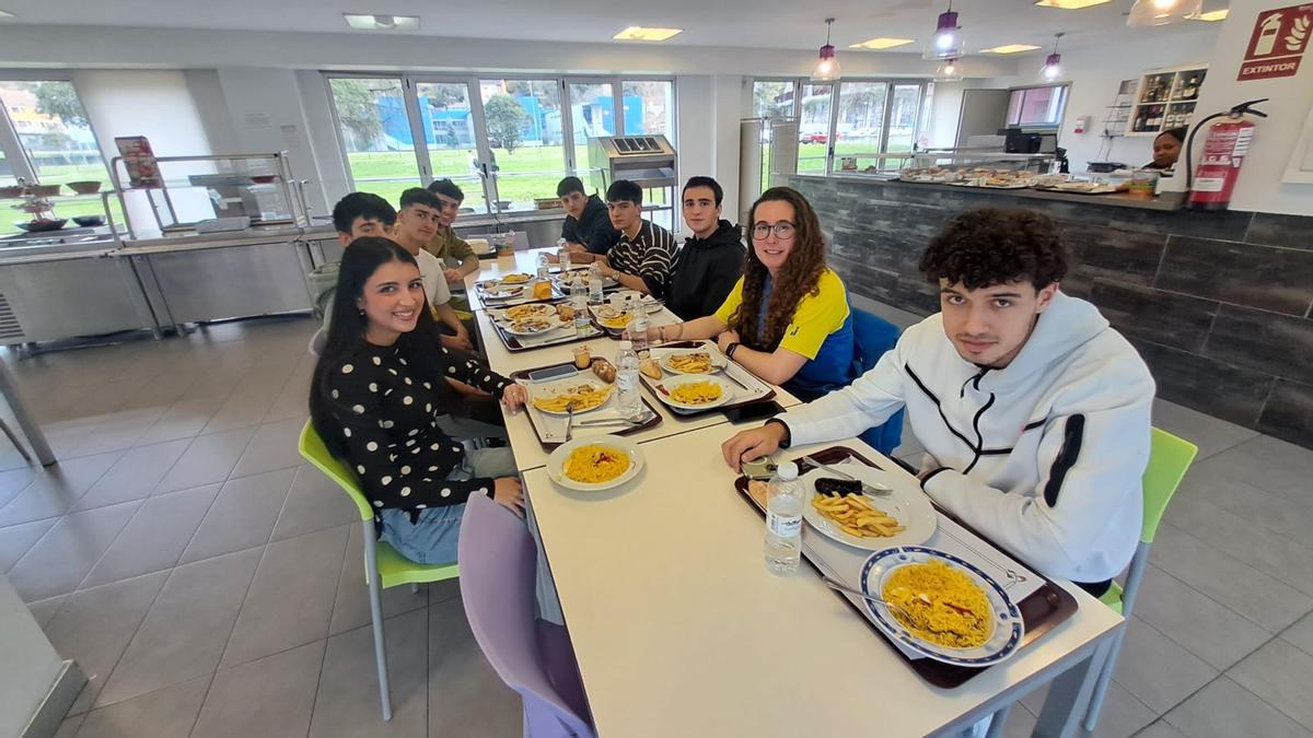 Estidiantes de la residencia, en el comedor.