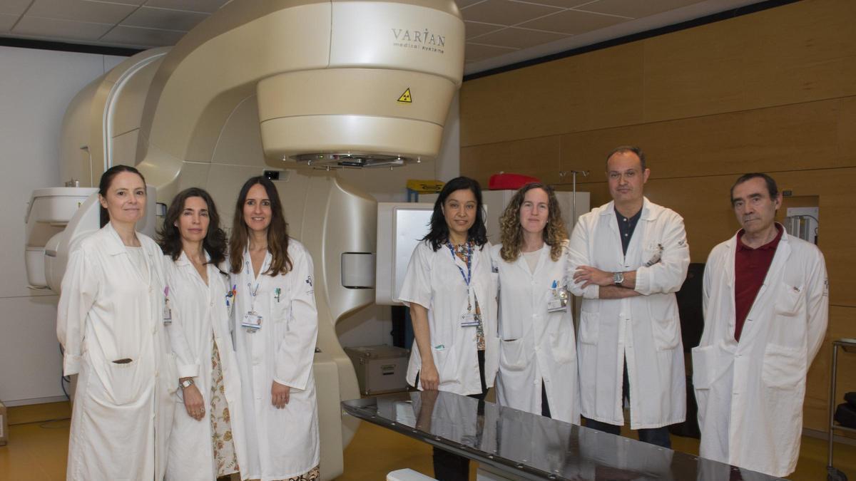 De izquierda a derecha, Aránzazu Iglesias, jefa del Servicio Oncología Radioterápica;  Sonia Blanco, Inmaculada Romo, Isabel Jiménez y Rocío Martíne, facultativas de Oncología Radioterápica- Radiocirugía; Pedro Sánchez, jefede Sección de Radiofísica, y Diego Crelgo, facultativo de Radiofísica- Radiocirugía.