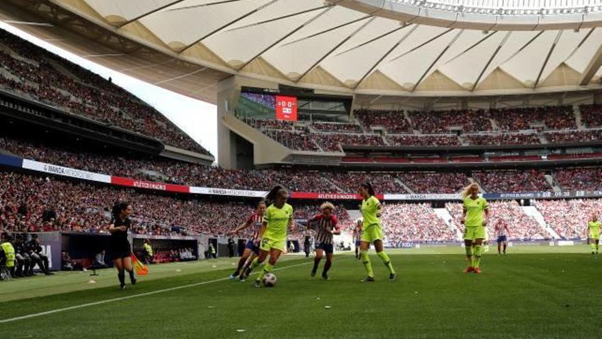 Amanda Sampedro, del Atlético, pelea la pelota con Martens, del Barcelona, en un partido de liga jugado la pasada temporada en el Wanda Metropolitano.