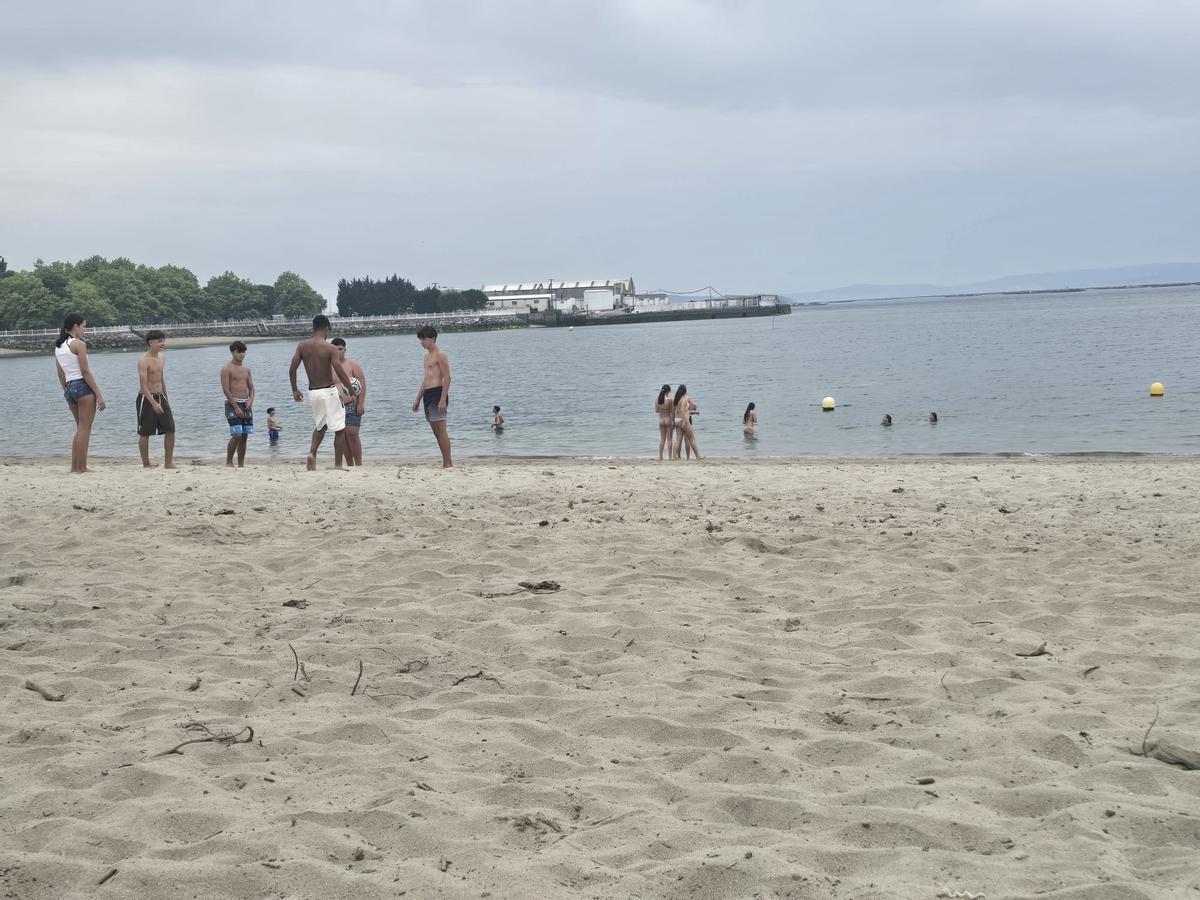 A pesar de la prohibición, algunos optan por bañarse igualmente.