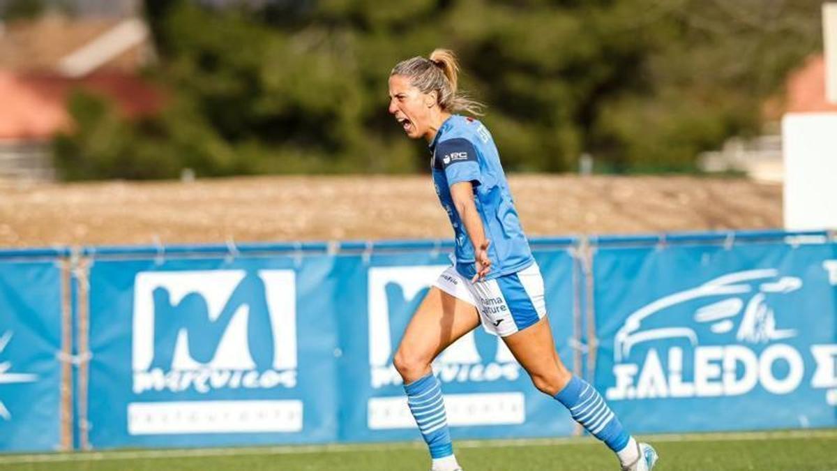 Estefa celebra un gol con la camiseta del Alhama.