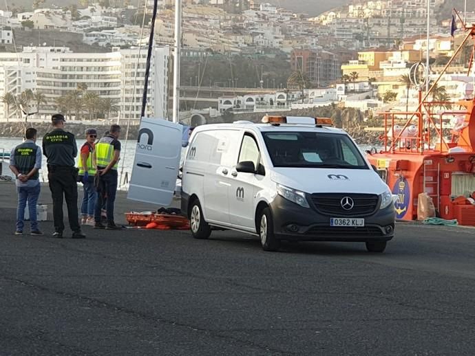 Llegada de una patera y búsqueda de tres ocupantes que cayeron al mar