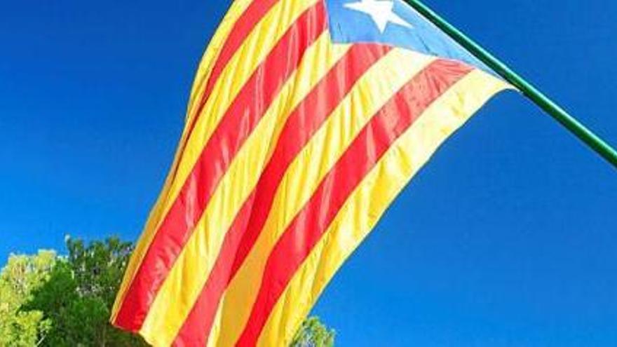 L&#039;estelada torna a onejar al cim del Collbaix