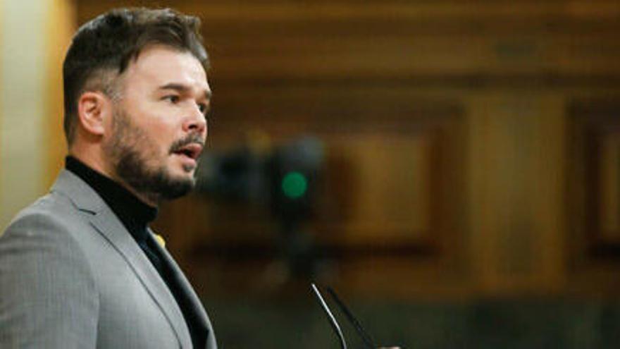 Un grup amb simbologia feixista insulta Rufián en la presentació del seu llibre a Dénia