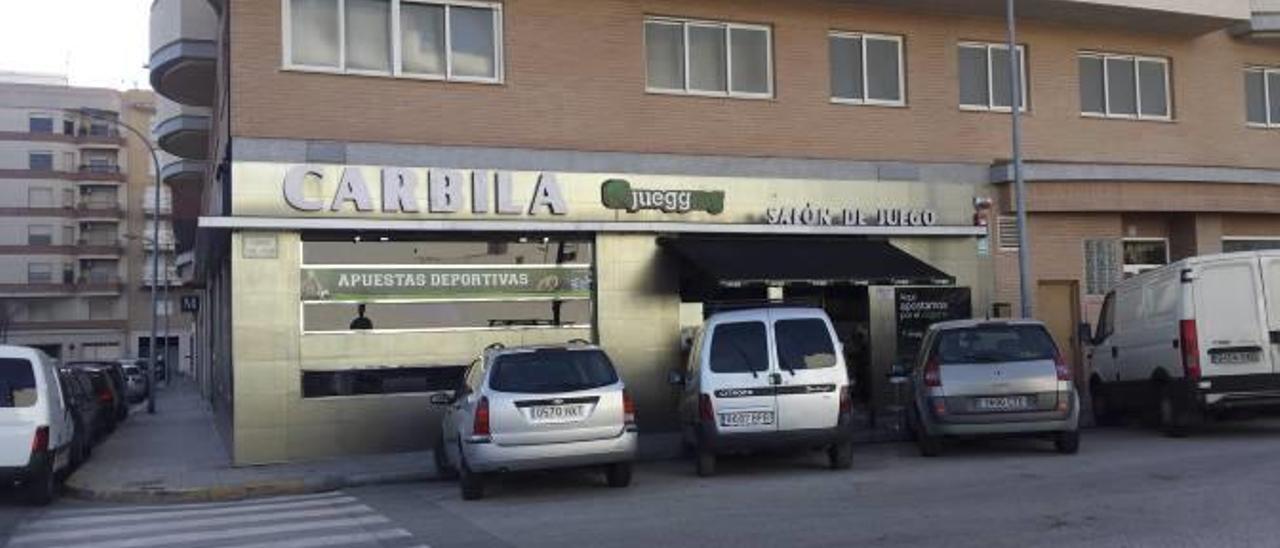 Atracan un local de juego de Oliva y roban 30.000 euros tras amenazar a los clientes