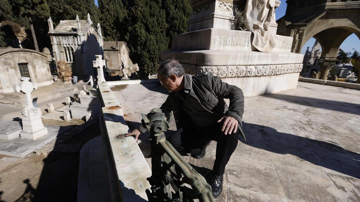 El propietario del panteón Coromina, Albert Sáenz, observa los daños tras uno de los saqueos en el cementerio de Montjuïc.