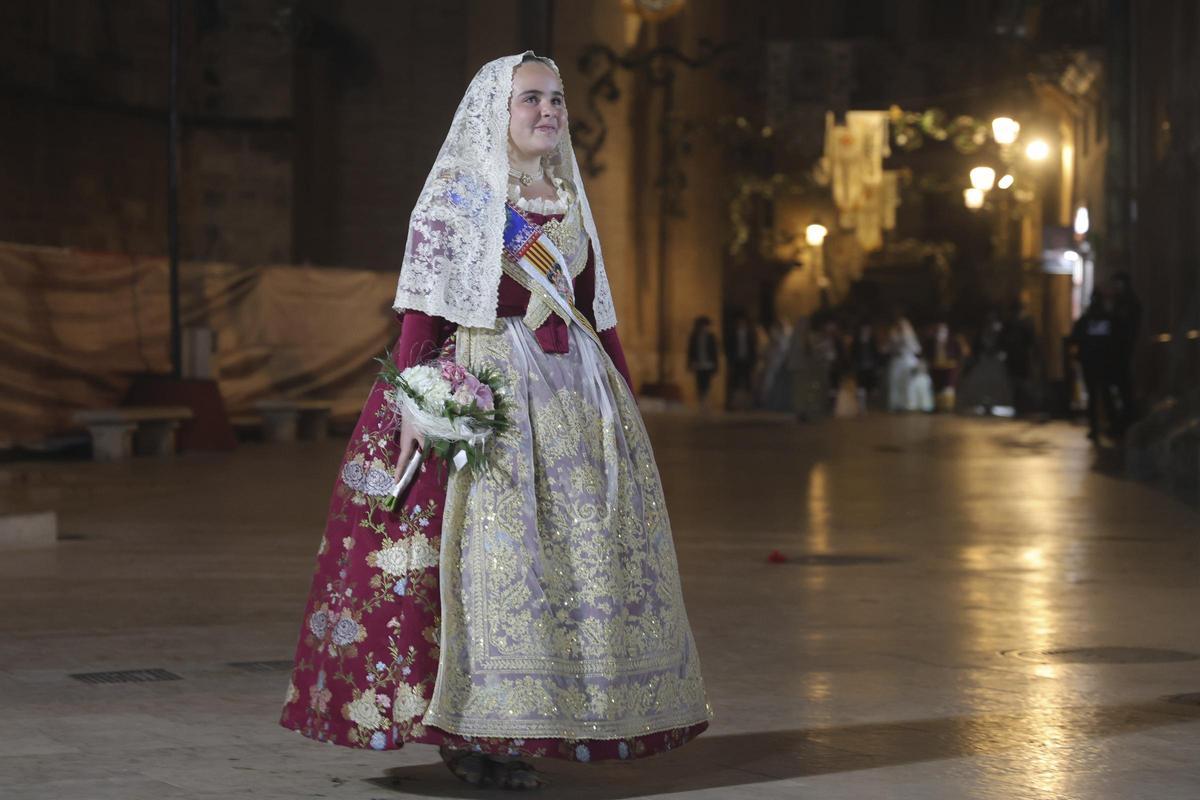 La emoción de Marta Mercader ante la Virgen cierra el primer día de la Ofrenda La emoción de Marta Mercader ante la Virgen cierra el primer día de la Ofrenda
