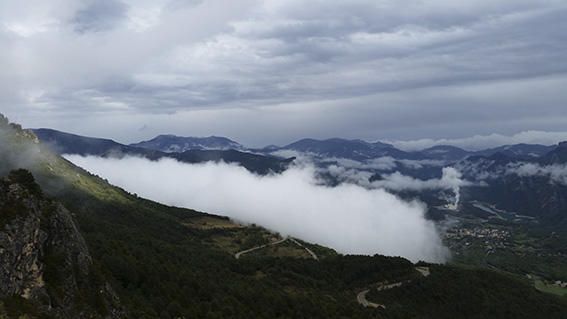 Panoràmica. El nostre lector ens va fer arribar aquesta fotografia a principi de setembre; semblava que arribava la tardor abans d’hora, amb la boira baixa i núvols grisos d’humitat i dia fred.