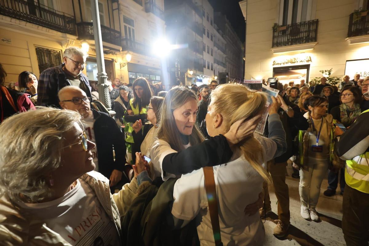Decenas de valencianos se concentran frente a las Corts para pedir el enjuiciamiento de Mazón por su gestión de la dana