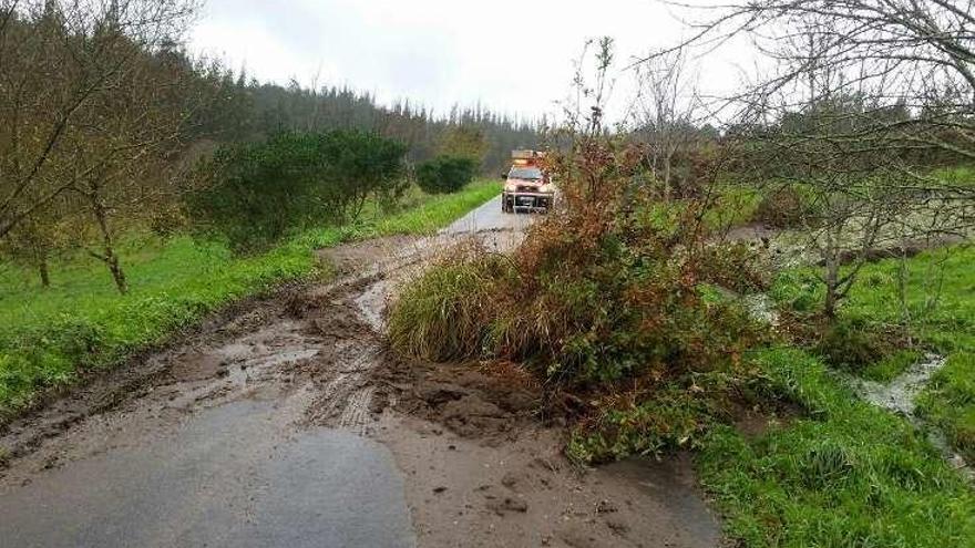 Emerxencias señalizó el derrumbe que corta un vial en Frades.