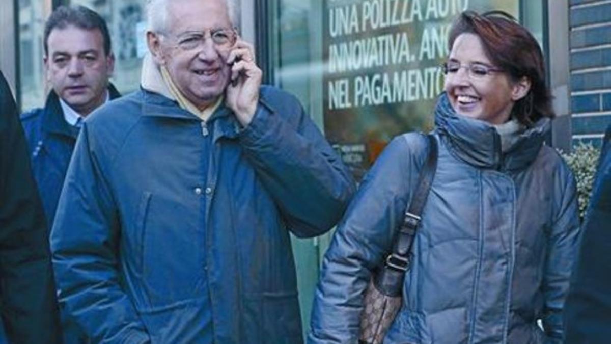 Relajado 8 Mario Monti, en Milán, de paseo con su hija Federica.