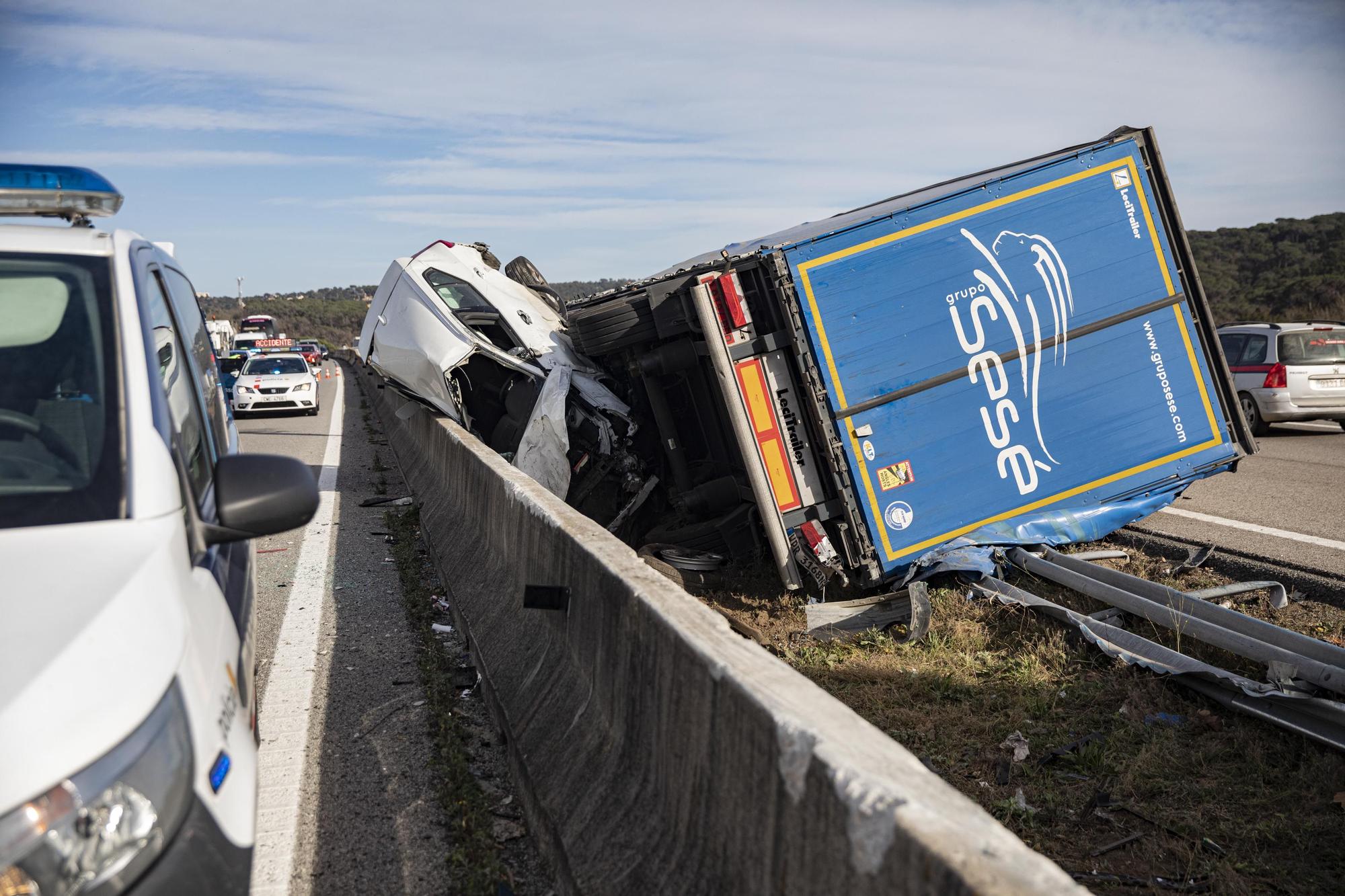 Un accident a l'AP-7 a Fogars amb quatre vehicles implicats provoca dos ferits