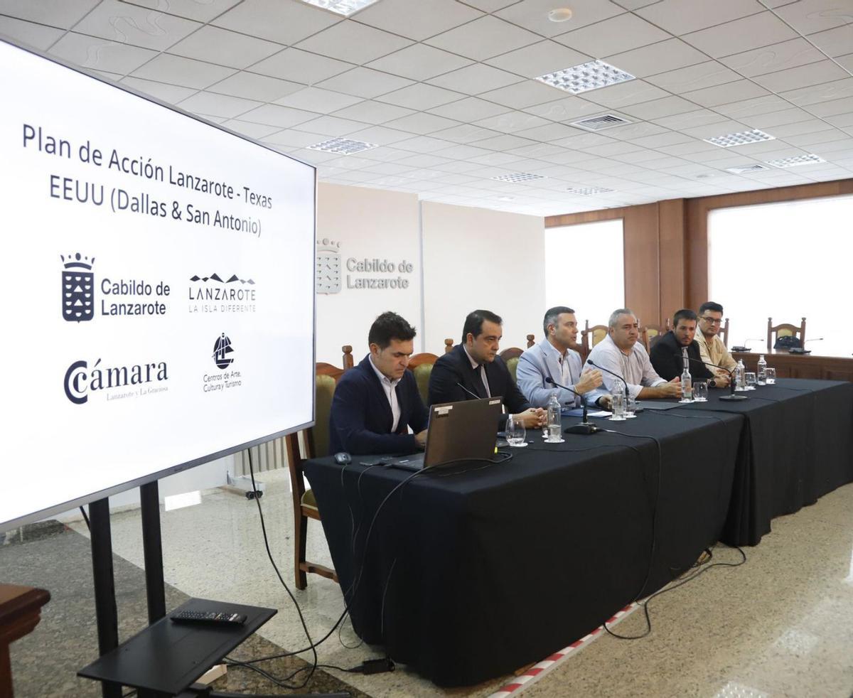 Oswaldo Betancort (centro) expone el balance del viaje a Texas, ayer,  con la presencia del sector económico insular. | | PRENSA CABILDO