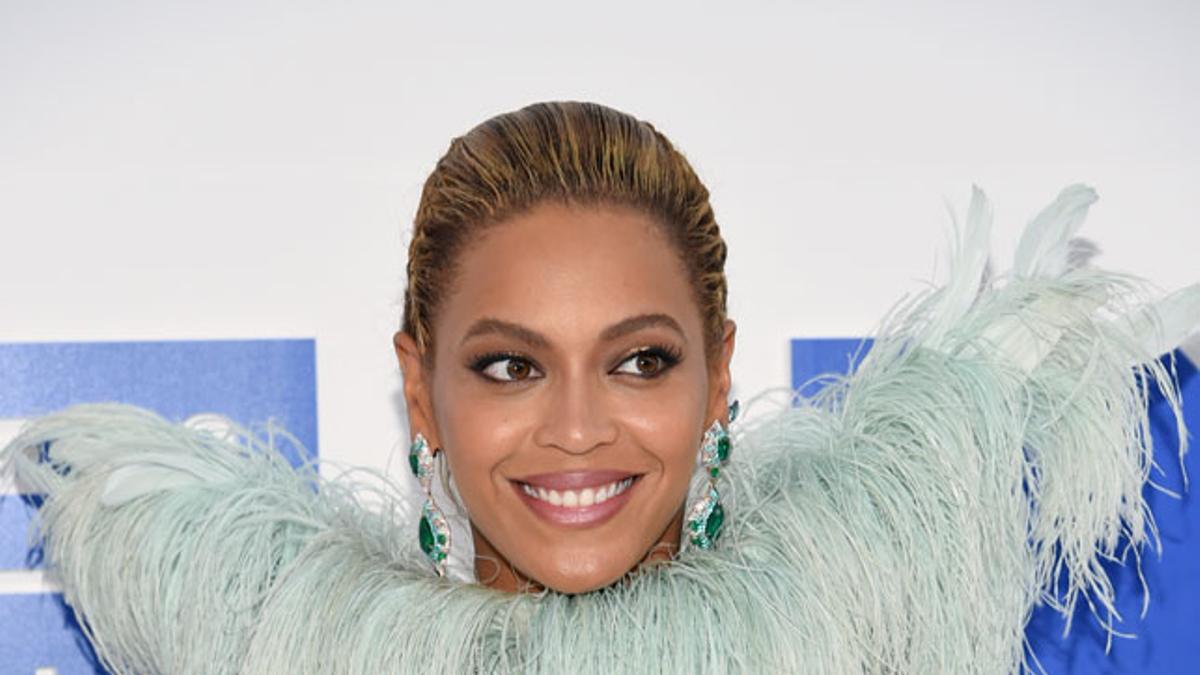 Beyoncé con vestido de Francesco Scoghamiglio