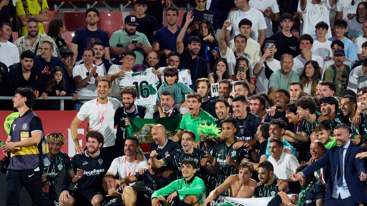 Los jugadores del Elche celebran la salvación frente a los aficionados desplazados hasta Girona.