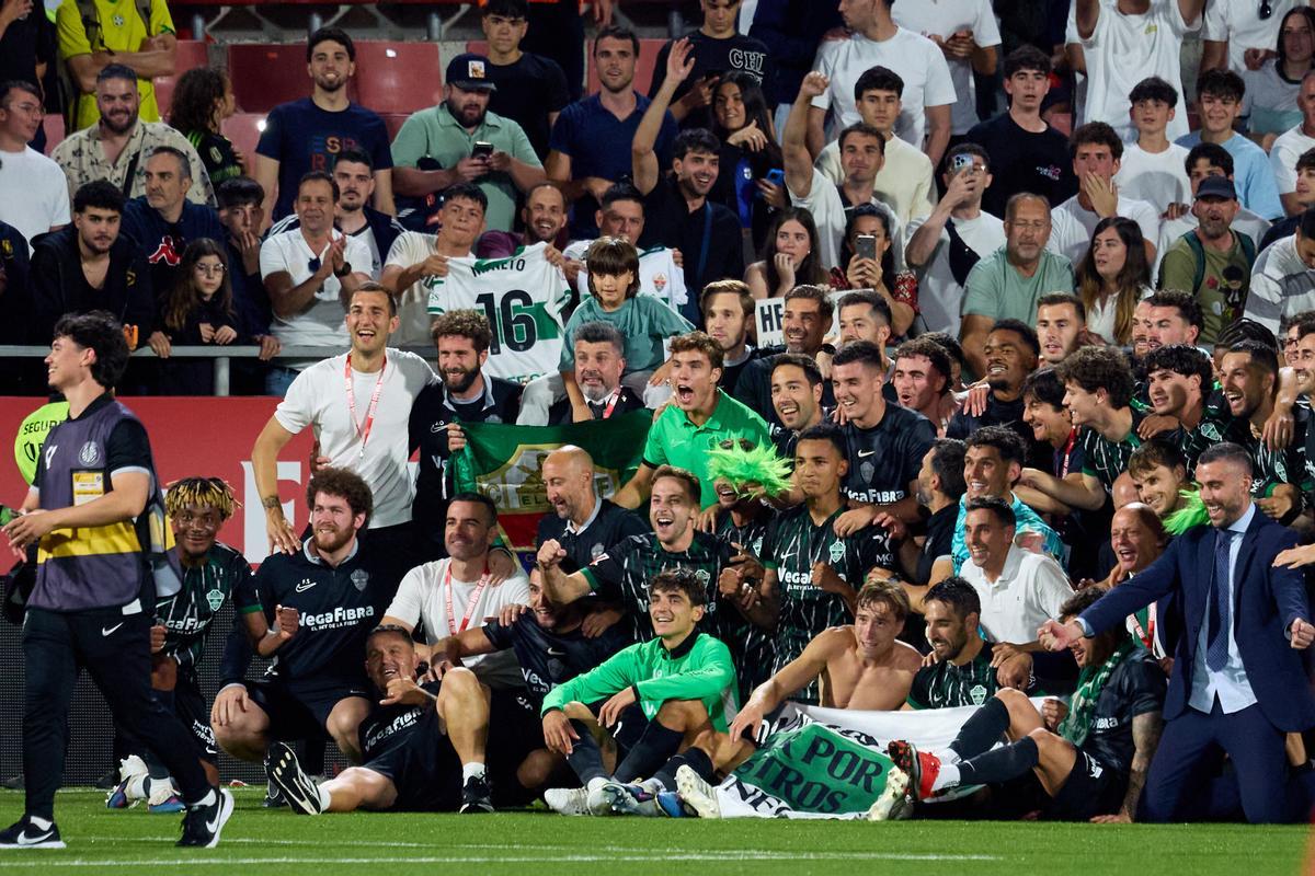 Los jugadores del Elche celebran la salvación frente a los aficionados desplazados hasta Girona.