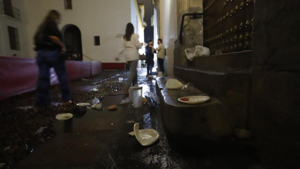 Restos de botellón en el entorno de las Cruces de Mayo de Córdoba.