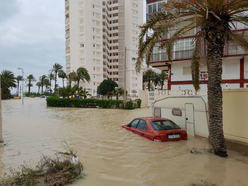 La playa de San Juan inundada tras el temporal