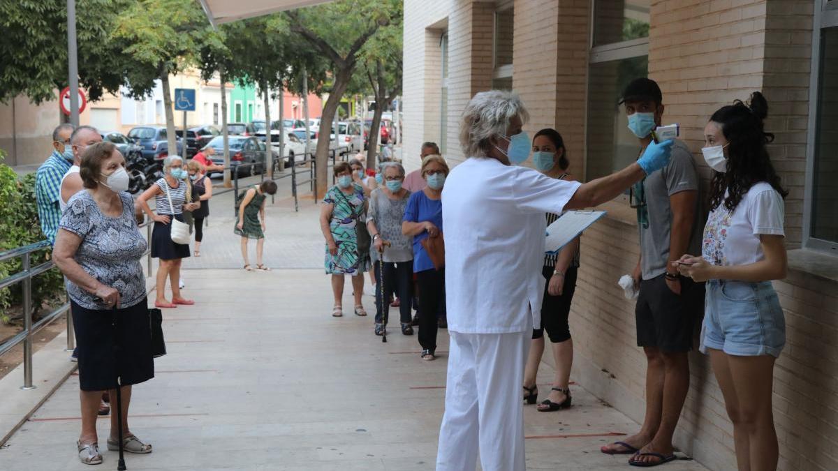 La ‘vuelta al cole’ y la gripe amenazan aún más el colapso de los ambulatorios de Castellón