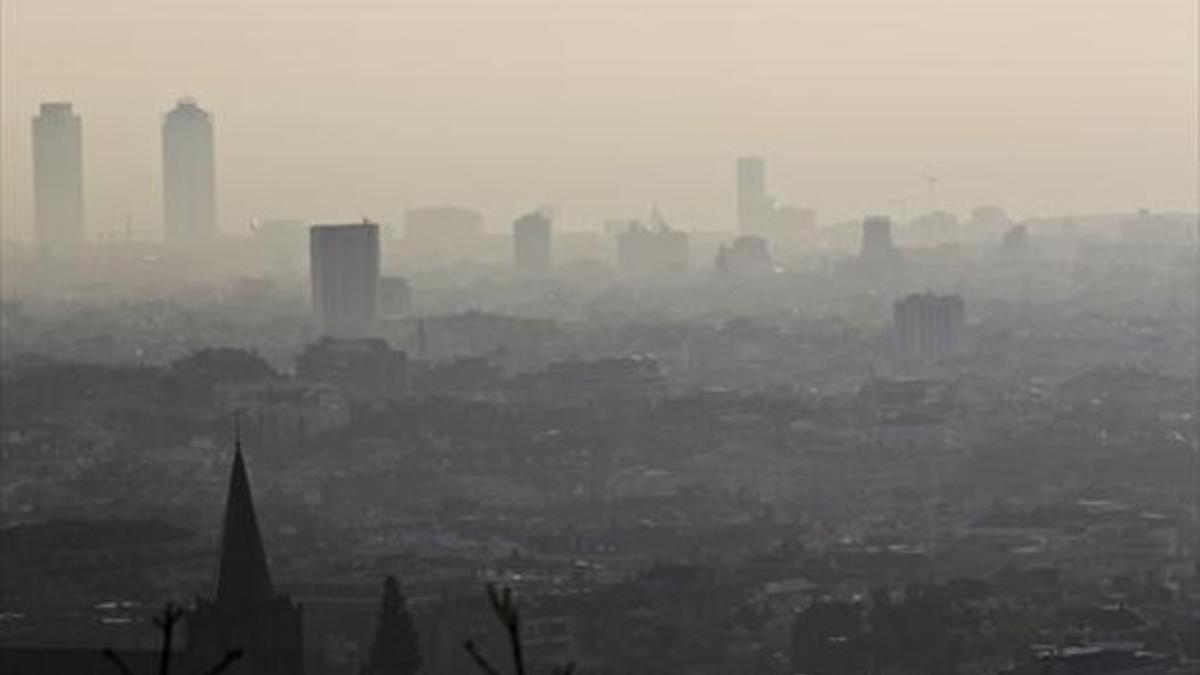Imagen de Barcelona durante un episodio de contaminación, en el 2013.