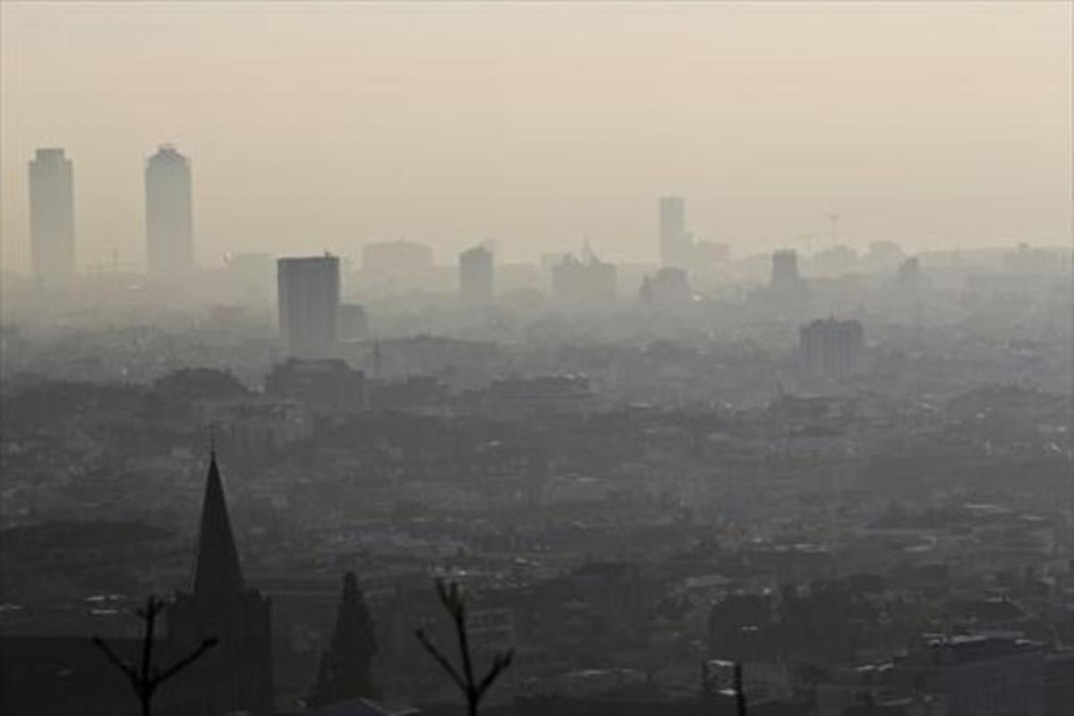 Imatge de Barcelona durant un episodi de contaminació, el 2013.