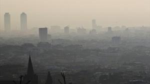 Imagen de Barcelona durante un episodio de contaminación, en el 2013.