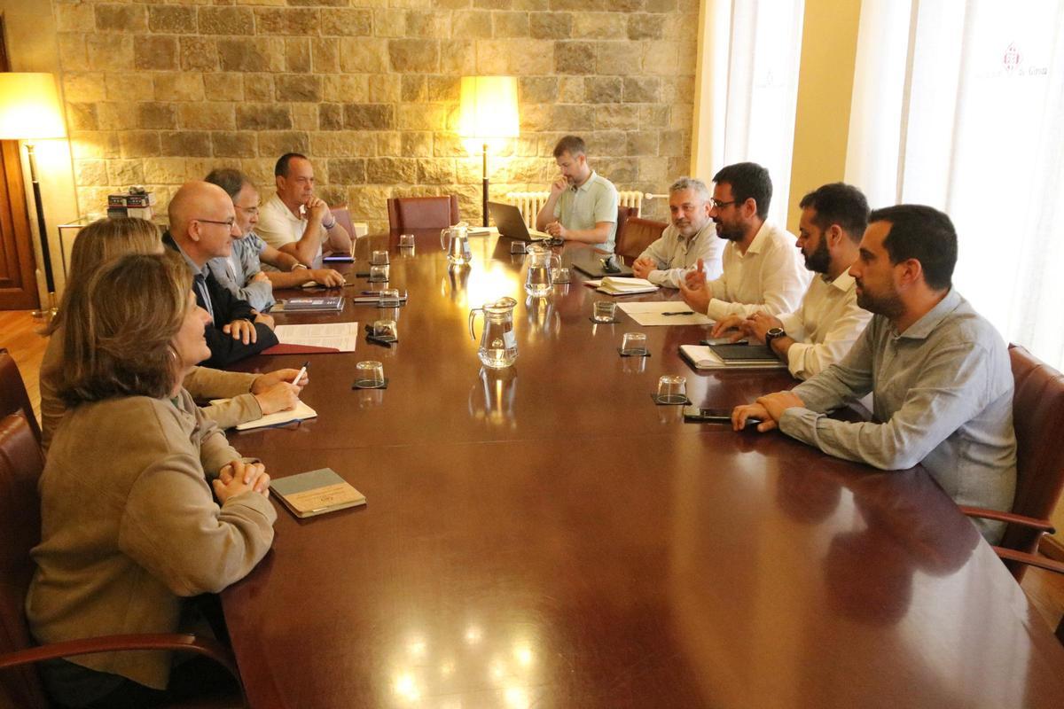 L'alcalde de Girona, Lluc Salellas, i altres regidors del govern local es reuneixen amb el rector de la UdG, Quim Salvi, i altres representants de la universitat a l'Ajuntament de Girona.