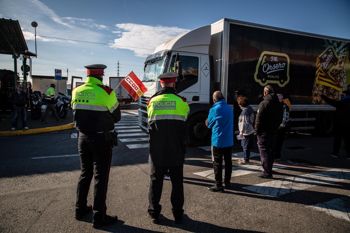 Los mayoristas de frutas y verduras protestan en Mercabarna