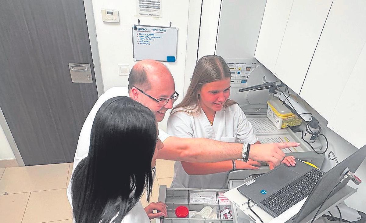 Ambas alumnas buscando material con la ayuda de uno de los supervisores  del Hospital Universitario Vithas Las Palmas. | LP/DLP