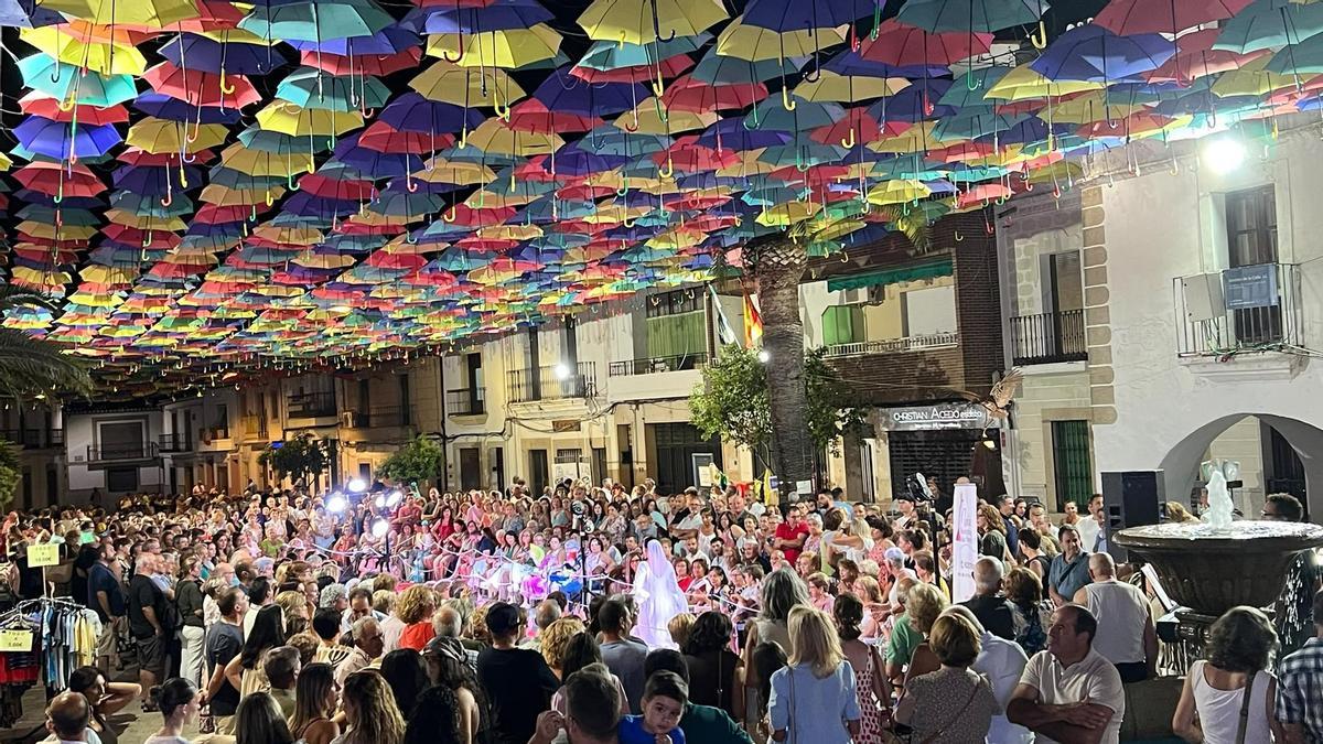 La Plaza Mayor o la Plaza de los paraguas durante las actividades en verano.
