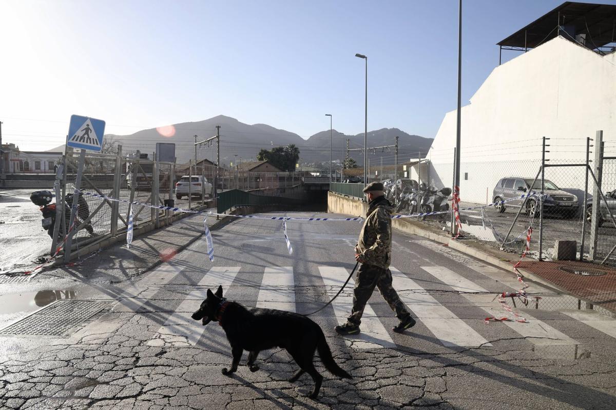 Los vecinos de la barriada de Doña Ana en la Estación de Cártama, junto al operarios Infoca, limpian los estragos de la nueva inundación provocada por la crecida del Guadalhorce durante la borrasca Francis