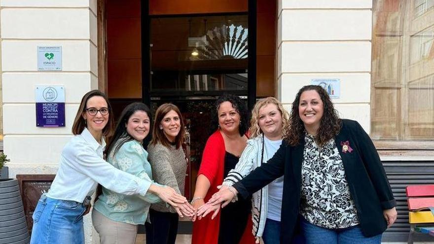 La fallera mayor de Tavernes de la Valldigna ya conoce a su corte de honor