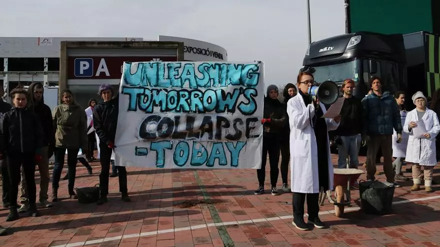 Activistas denuncian la "esclavitud" y la "muerte" de trabajadores de la tecnología en el Mobile World Congress