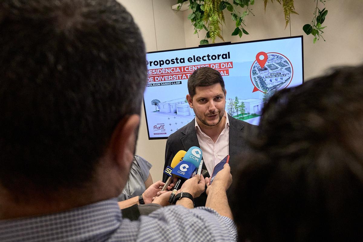 El alcalde, en su comparecencia de ayer, en la sede electoral del PSPV-PSOE de Gandia.