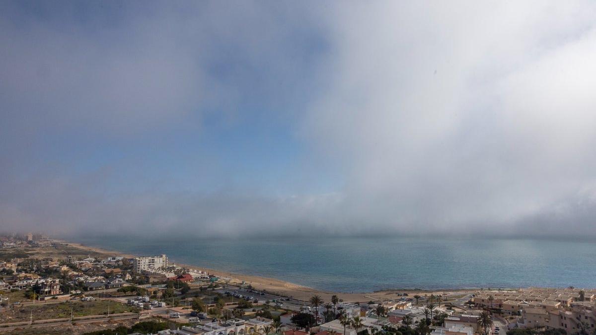 La niebla engulle Torrevieja