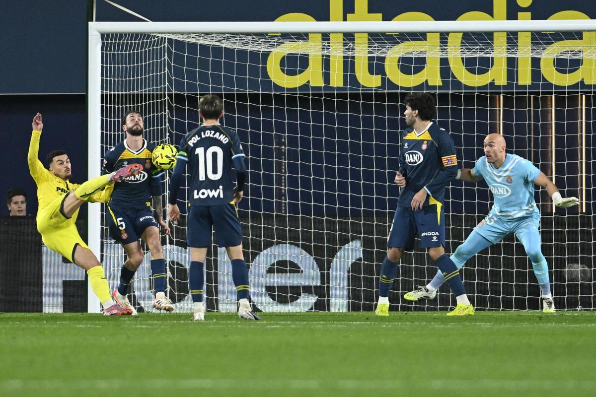 Georges Mikautadze (i) remata a puerta para marcar su gol ante el Espanyol.