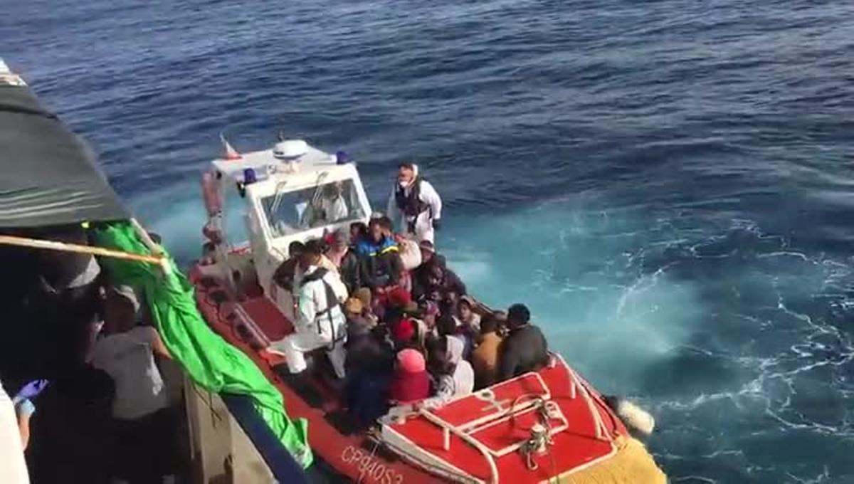 Trasvase de inmigrantes desde una patrullera italiana al ’Golfo Azzurro’.