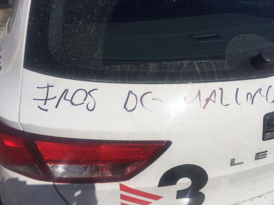 Pintadas en la unidad móvil de TV3 en Palma: "Viva España. Fuera de Mallorca"