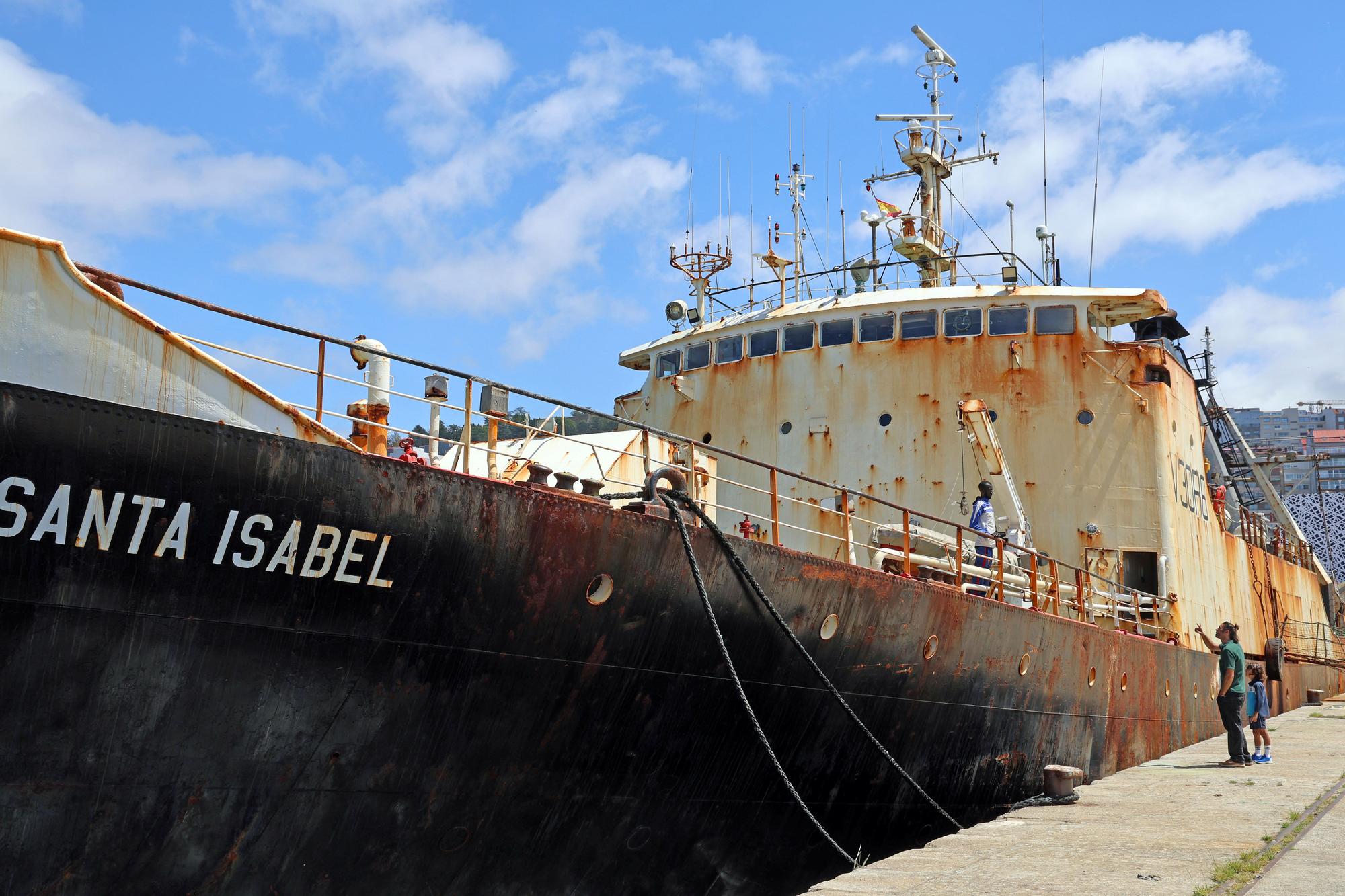 Chatarra a flote: el estado lamentable del arrastrero de Belice amarrado en Vigo