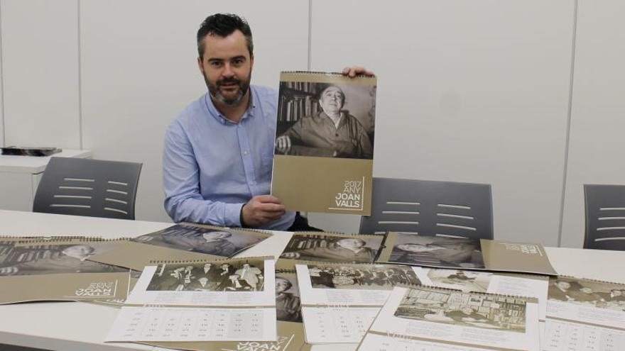 Raül Llopis, edil de Cultura, muestra el calendario dedicado a Joan Valls.