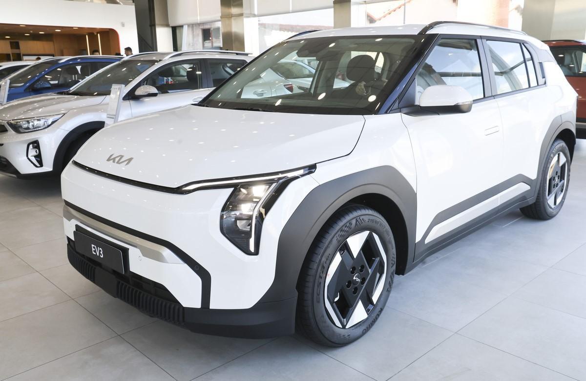 Un coche que se ve futurista, alegre y elegante, con líneas limpias y una silueta robusta que lo hacen destacar en la ciudad y fuera de ella.
