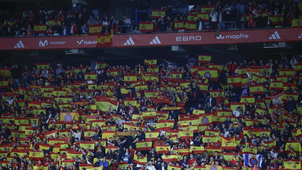 La prensa internacional condena los insultos xenófobos en el España-Egipto en Cornellá: «Vergonzoso»