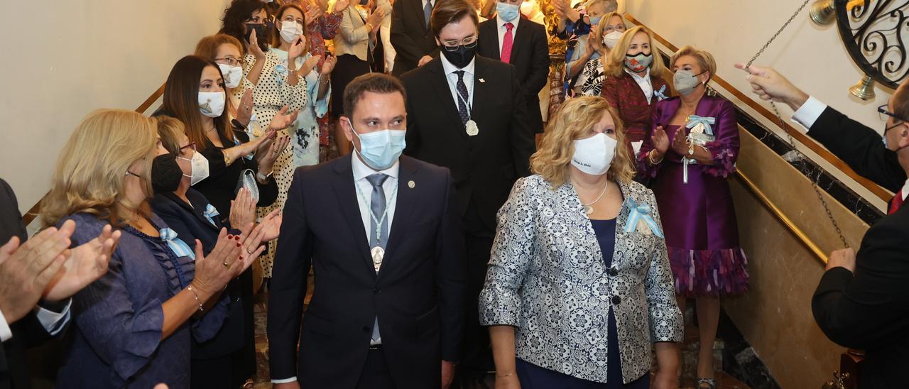 Momento que precede a la bajada de la Virgen del Camarín de la basílica del Lledó.