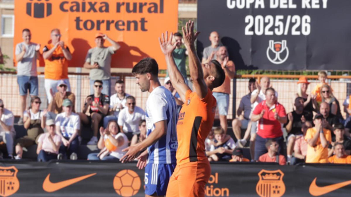 Un jugador del Torrent, lamentando una jugada