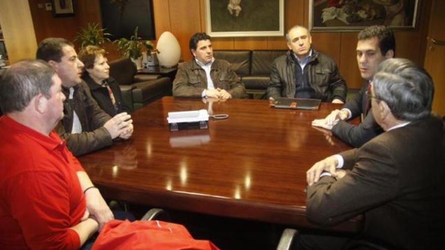El delegado de la Junta, Alberto Castro, (derecha) junto a representantes municipales de Granja, Riego y Fontanillas.