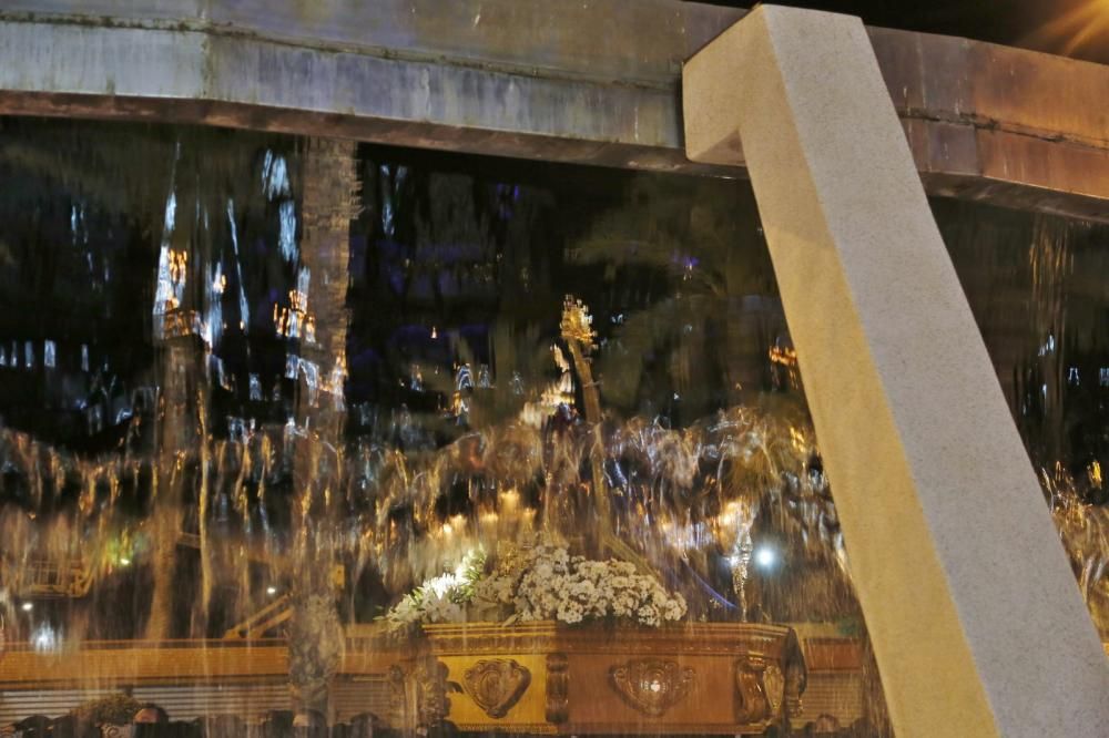 Algunas de las imágenes decanas de la Semana Santa se acercaron al mar y los paseos en Martes Santo