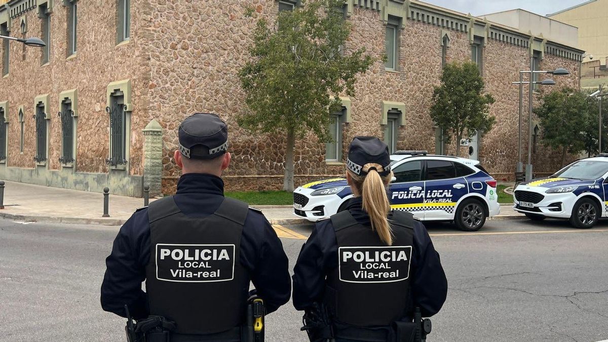 Dos policía locales de Vila-real vigilan el entorno de la jefatura, ubicada en el antiguo cuartel de la Guardia Civil