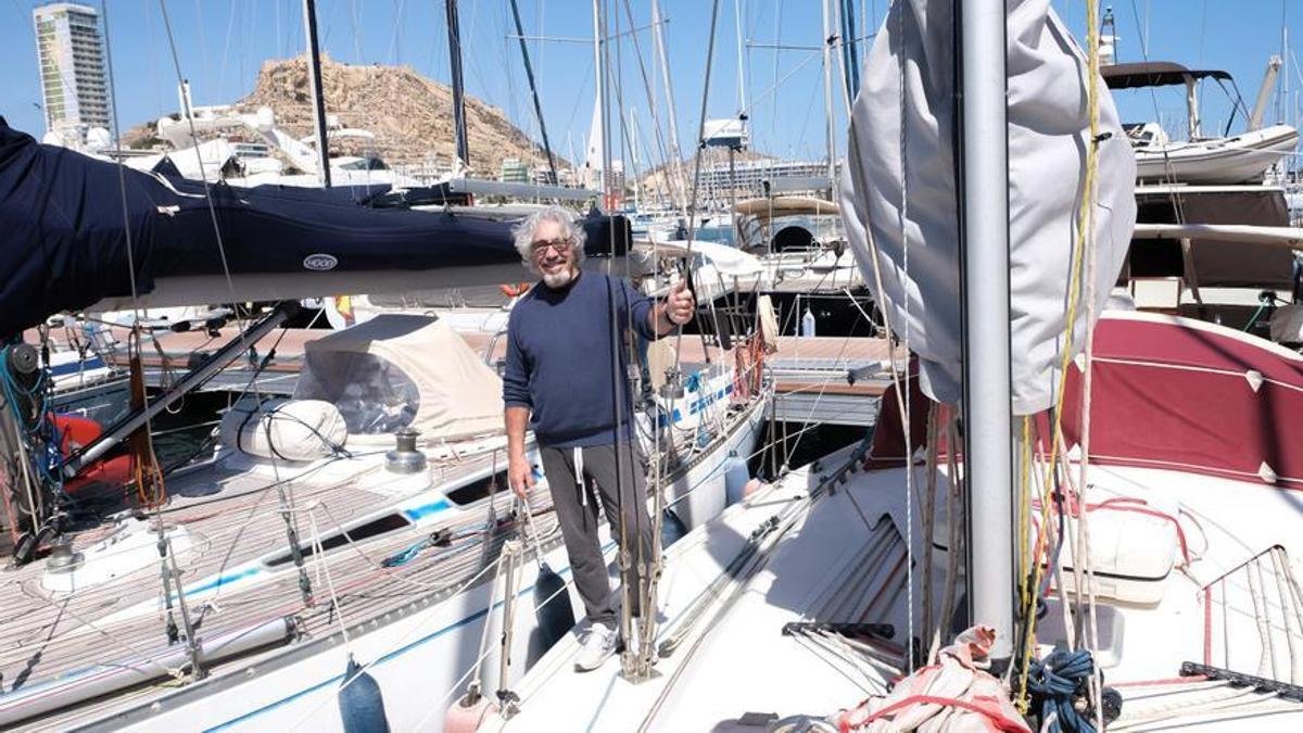 Antonio Fernández, un jubilado con un amor profundo por el mar, vive en el Club de Regatas de Alicante.