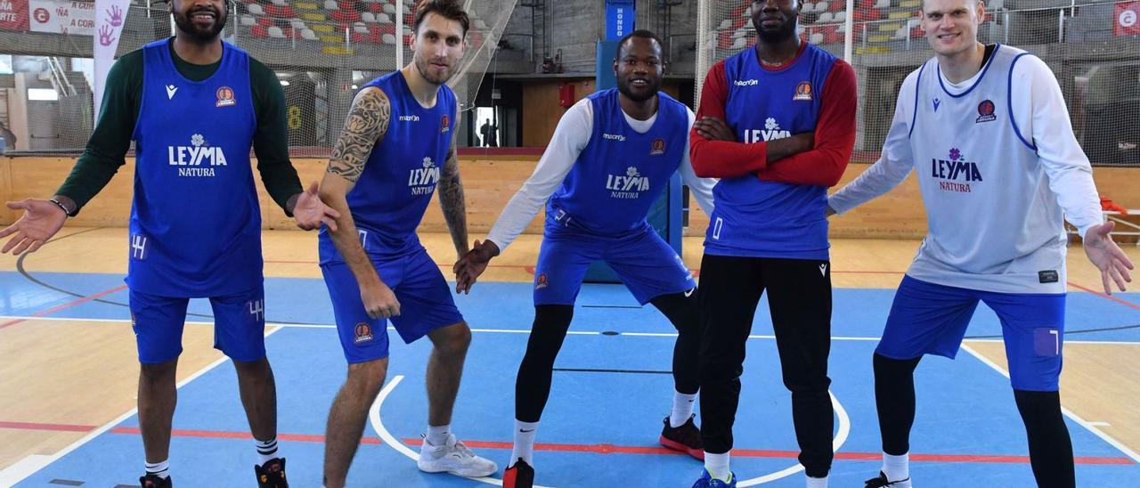 Nick Ward, Javi Vega, Atoumane Diagne, Ashley Hamilton y Roeland Schaftenaar, el juego interior del Leyma Coruña. |  // VÍCTOR ECHAVE