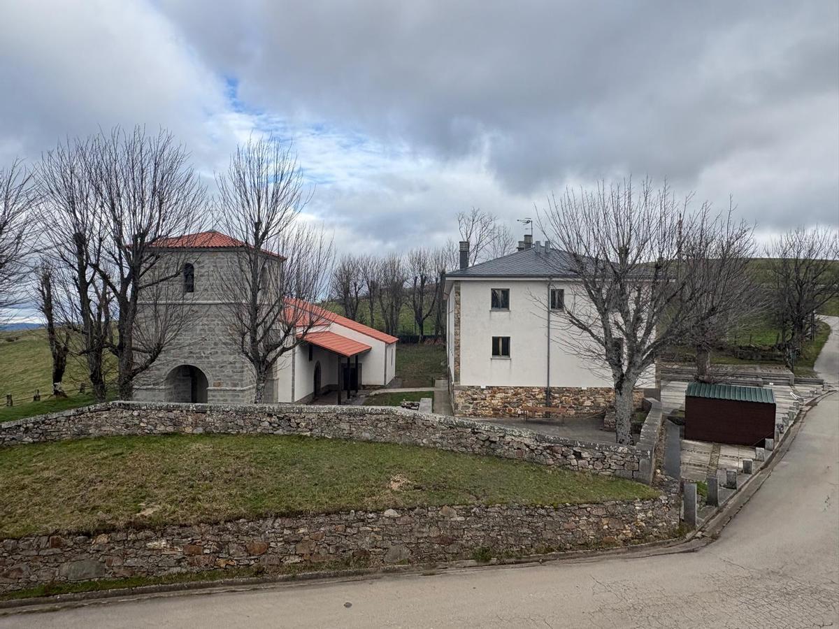El santuario del Acebo y a la derecha el edificio que alberga el bar-restaurante.